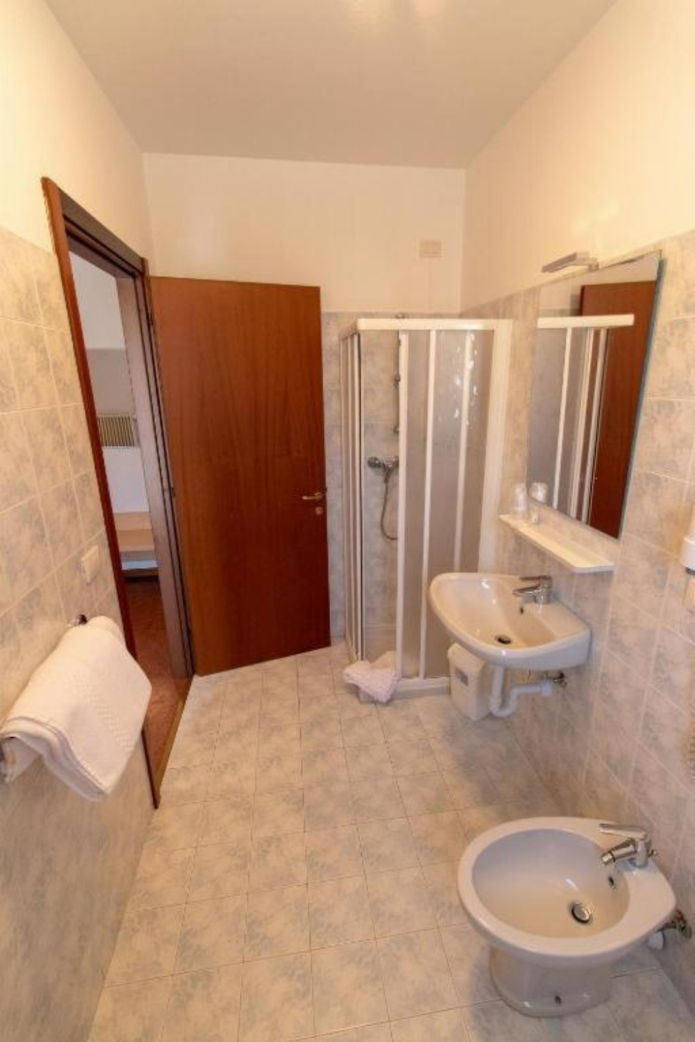 Room image 3